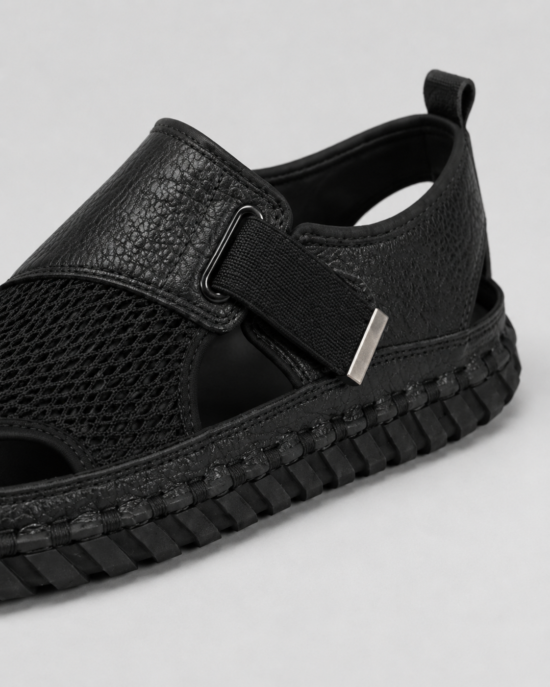 Men’s Closed-Toe Fisherman Sandals in Premium Leather with Breathable Design 03