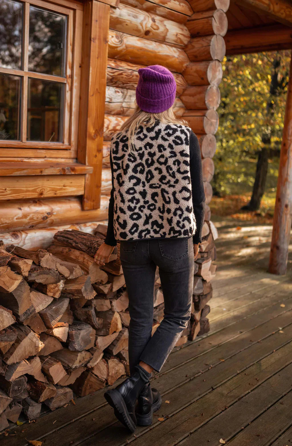 Women’s Leopard Print Vest in Lightweight Fabric with Sleeveless Design 2